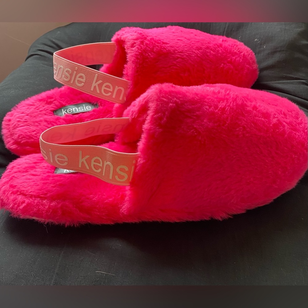 NEW-Kensie. Hot pink memory foam slippers with strap Size 9/L